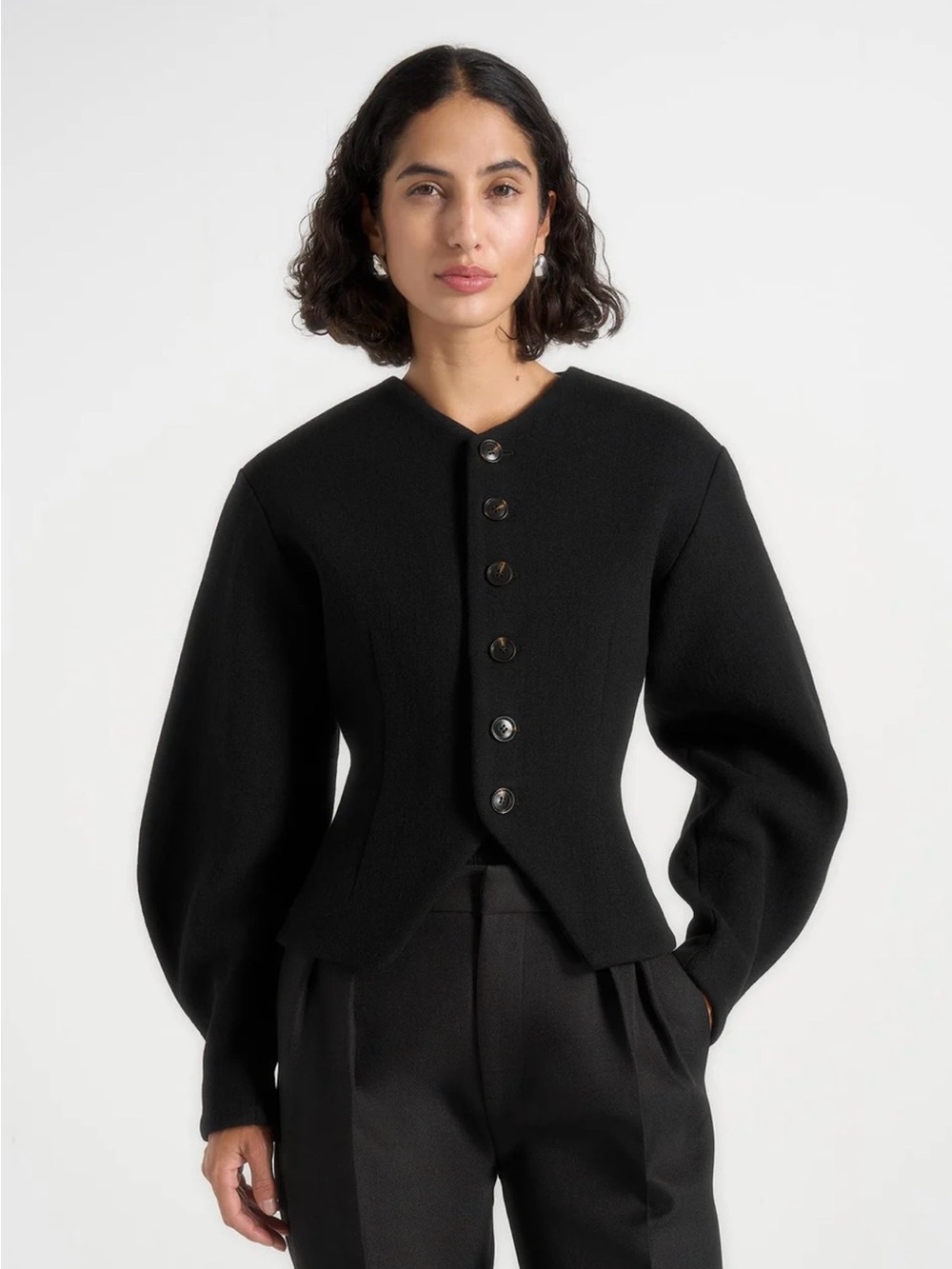 Manière de voir - Aya in black wool hourglass jacket - Picture 6 of 6